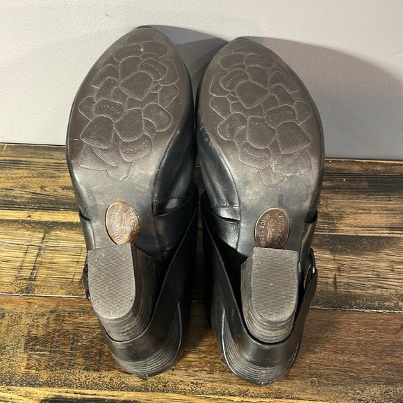 Kork-Ease clogs with wooden heel black size 11/43
Size 11 size 43 one tack gone - Picture 9 of 17